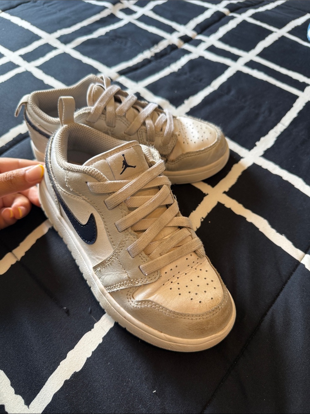 Nike Kids Low-Top Sneakers in Beige with Navy Swoosh